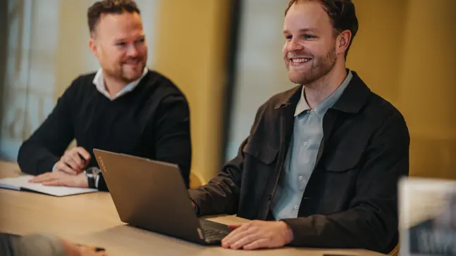 Arcady-collega’s werken samen aan een digitaal project tijdens een overleg op kantoor in Zwolle