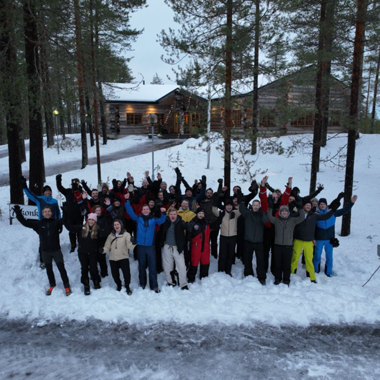 Arcady team in de sneeuw tijdens 10-jarig jubileum in Lapland