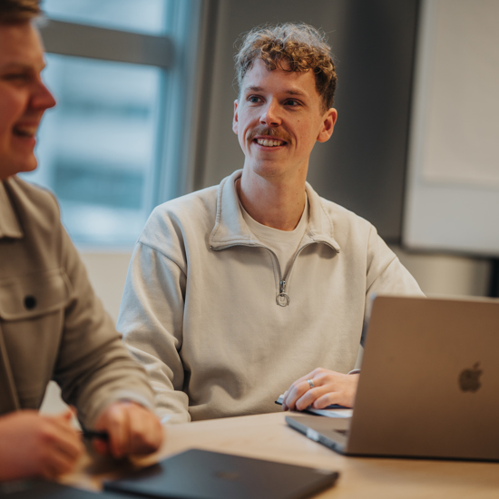 Professionals volgen een technische training en werken samen aan digitale oplossingen