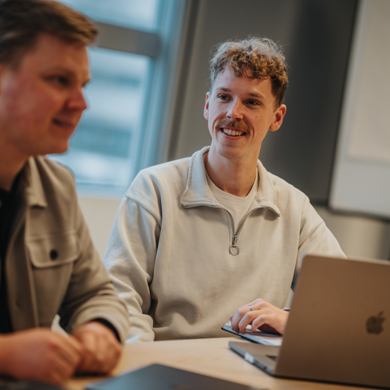 Deelnemers aan een Scrum Master-training werken samen aan praktijkopdrachten en agile teamontwikkeling