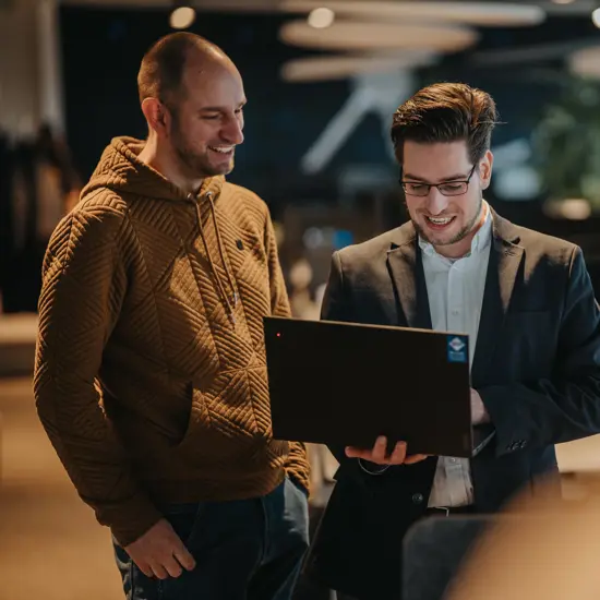 Twee IT-specialisten van Arcady bespreken softwareontwikkeling en digitale oplossingen op kantoor in Zwolle
